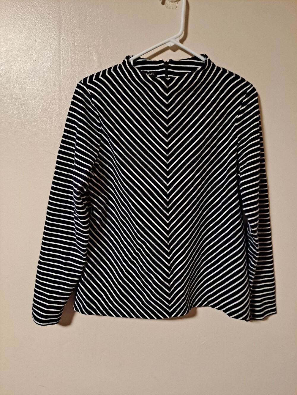 Striped V-Neck Pullover Top in Black & White